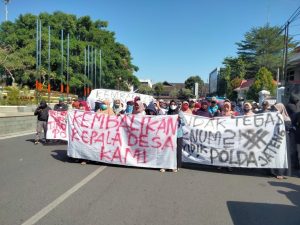 Kembalikan Kades Tlogoayu, Ratusan Warga Datangi Pendopo Kabupaten