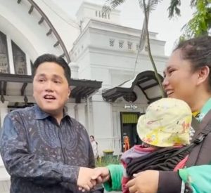 Erick Thohir Bertemu seorang Ibu yang sedang narik Ojol, erick berikan Hadiah Motor