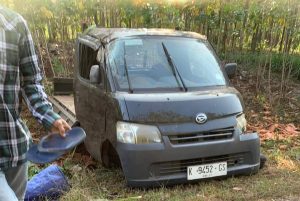 Bermuatan Genteng Mobil Pick Up Menghantam 4 Pengendara Motor