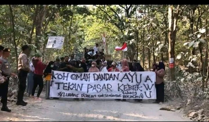 Kerusakan Jalan Diakibatkan Galian C, Ratusan Warga Turun Kejalan.