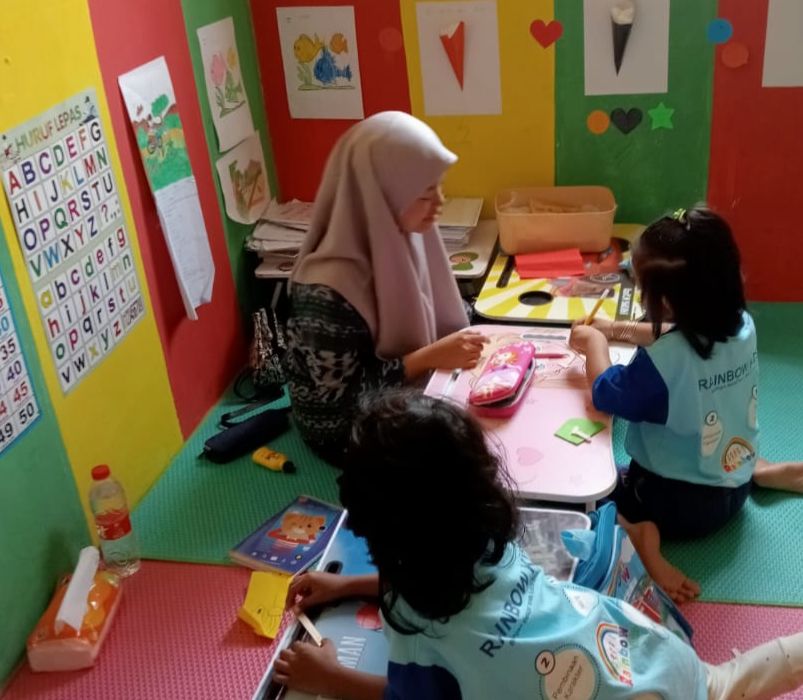 Tips Tentukan Pendekatan yang Tepat dalam Mengajari Anak Menulis