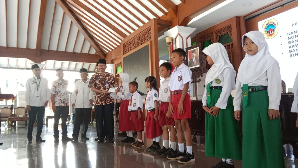 Dapat Bantuan 500 Ribu Per Orang Dari Baznas. Siwa SD dan MI Maupun Penjaga Sekolah.