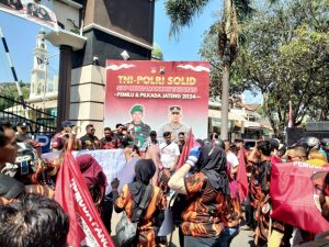 7 Tahun Kasus Perades Tak Ada Kejelasan. Ratusan Demonstran Datangi Kantor Polresta Pati,