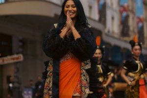 Anggun C Sasmi Nyinden di Paris