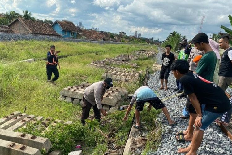 Berjalan di Pinggir Rel, Seorang Perempuan di Baturaja Tewas Tertabrak Kereta Api