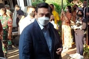 Didampingi Sang Istri, Luhut Binsar Pandjaitan Melayat ke Rumah Duka Tjahjo Kumolo