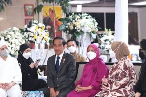 Tiba di Jakarta, Presiden Jokowi dan Ibu Iriana Langsung Takziah ke Rumah Duka Tjahjo Kumolo