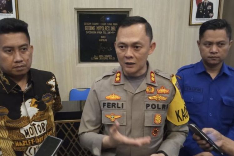 Pelaku Penusukan Istri dan Anak di Malang Serahkan Diri ke Kantor Polisi