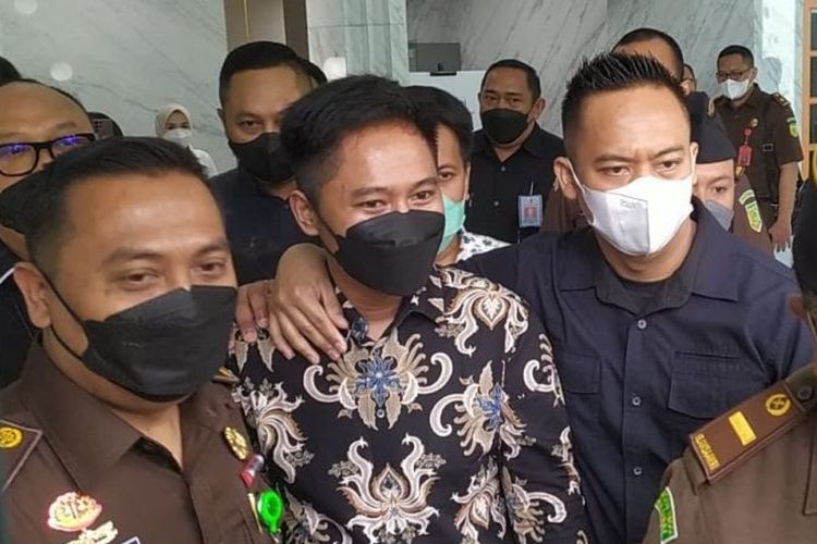 Kejari Bandung Sita Sejumlah Mobil Mewah Milik Doni Salmanan