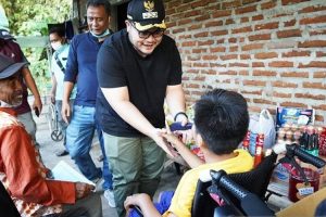 Seorang Lansia Penjual Balon di Kediri Dapat Bantuan dari Kemensos
