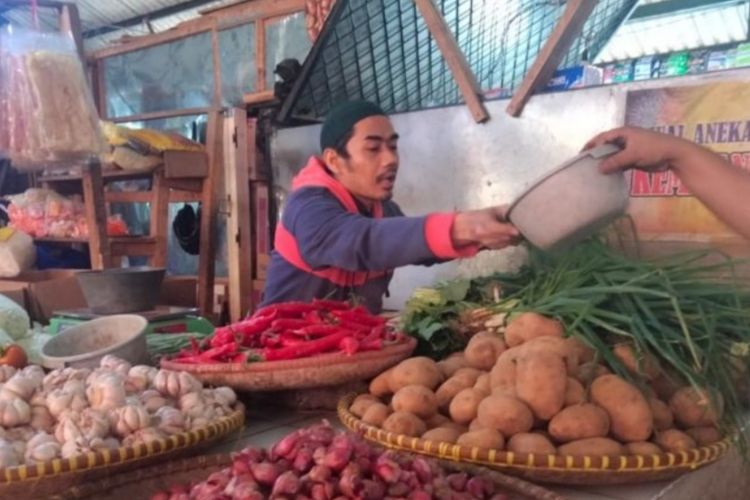 Harga Cabai dan Bawang di Pasar Cianjur Turun