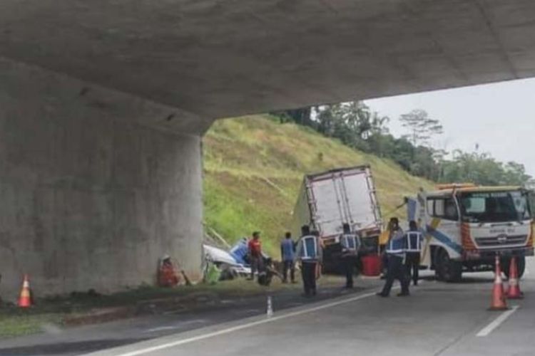 Kecelakaan Truk di Tol Semarang-Solo Tewaskan Dua Orang