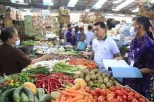 Bupati Klungkung pantau Pasar Galiran antisipasi lonjakan harga pangan