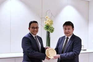 Jakarta Governor receives Lee Kuan fellowship from Singapore