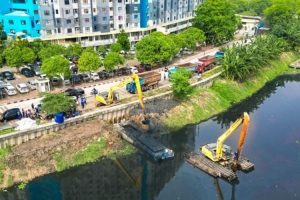 DKI keruk lumpur sungai serentak di lima wilayah cegah banjir