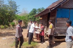 Polisi salurkan bantuan Sembako bagi para lansia di Sumbawa Barat