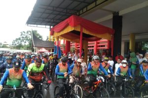 Hujan tak menjadi penghalang ribuan orang ikuti gowes HUT ke-77 Sumbar