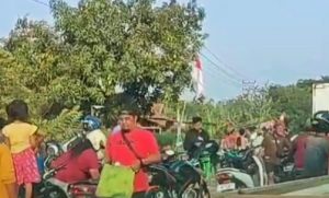 Miris, Truck Terguling di Indramayu Malah di Jarah Warga