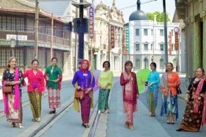Perempuan Indonesia di Shanghai turun ke jalan pakai kebaya