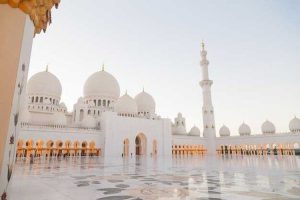 Kenapa Rumah Dekat Tempat Ibadah lebih Murah Dibandingkan Dekat dengan Jalan Raya?