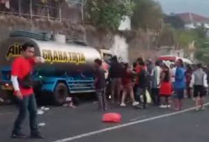 Truck Rem Blong Tabrak Peserta Karnaval di Pacet Mojokerto
