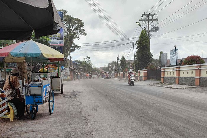 Abu Vulkanik Erupsi Gunung Merapi Sampai Wonosobo