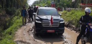 Usai Sidak Jalan Rusak di Lampung, Presiden Jokowi Lanjut ke Labuhanbatu Utara