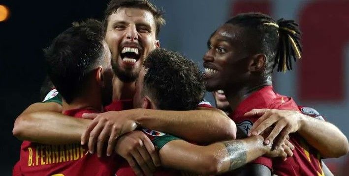 Timnas Poryugal Pesta Gol Tanpa Ronaldo, Kalahkan Luksemburg 9-0, Para pemain Portugal Berpelukan