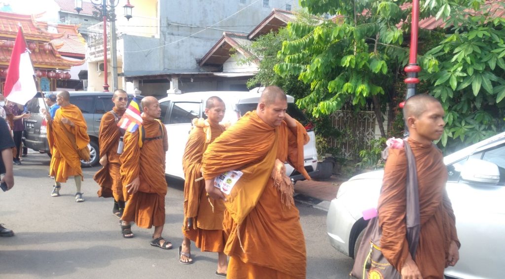 Puluhan Biksu yang Jalan Kaki dari Thailand tiba di Indonesia