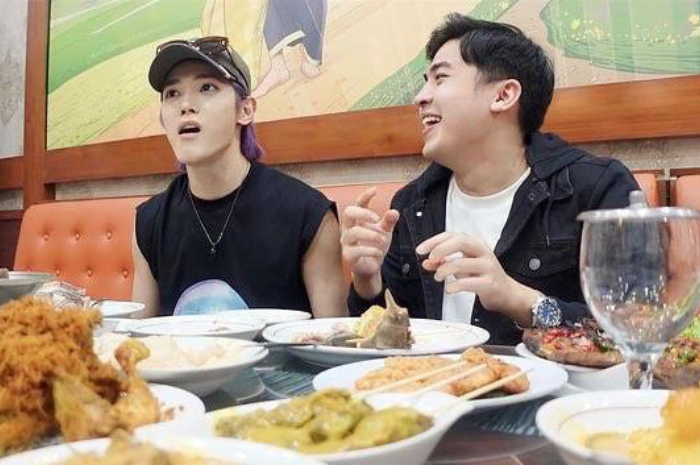 Taeyong NCT Bersama Jerome Polin Coba Makan Nasi Padang dan Semur Jengkol