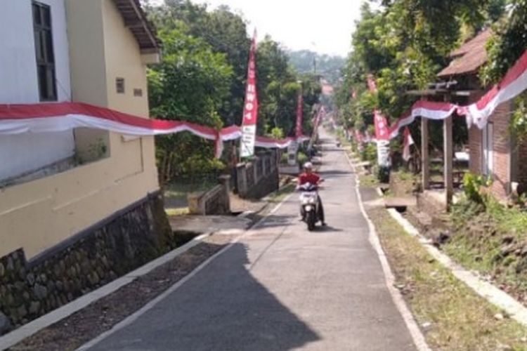 Masyarakat di Kab. Kudus rayakan hari kemerdekaan dengan kibarkan bendera merah putih sepanjang 1.444 meter