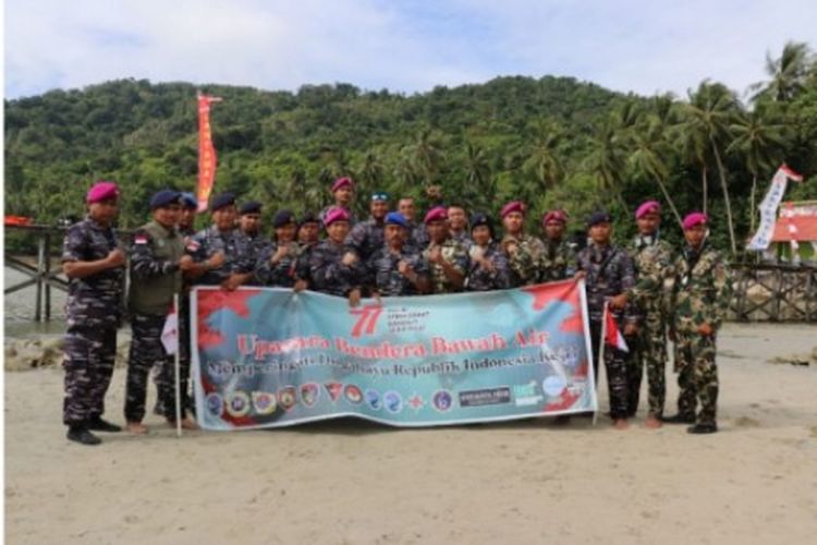 Lantamal XII kibarkan Merah Putih di bawah laut Pulau Lemukutan