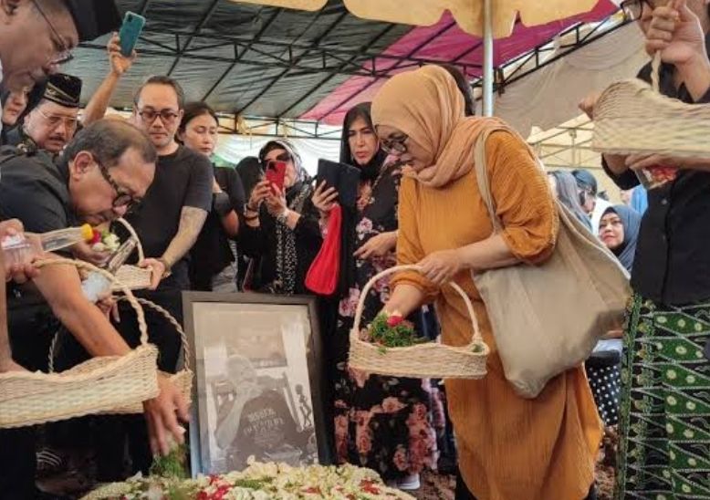 Isak Tangis Kelauraga Tak Terbendung, Usai Pemakaman Nomo Koeswoyo