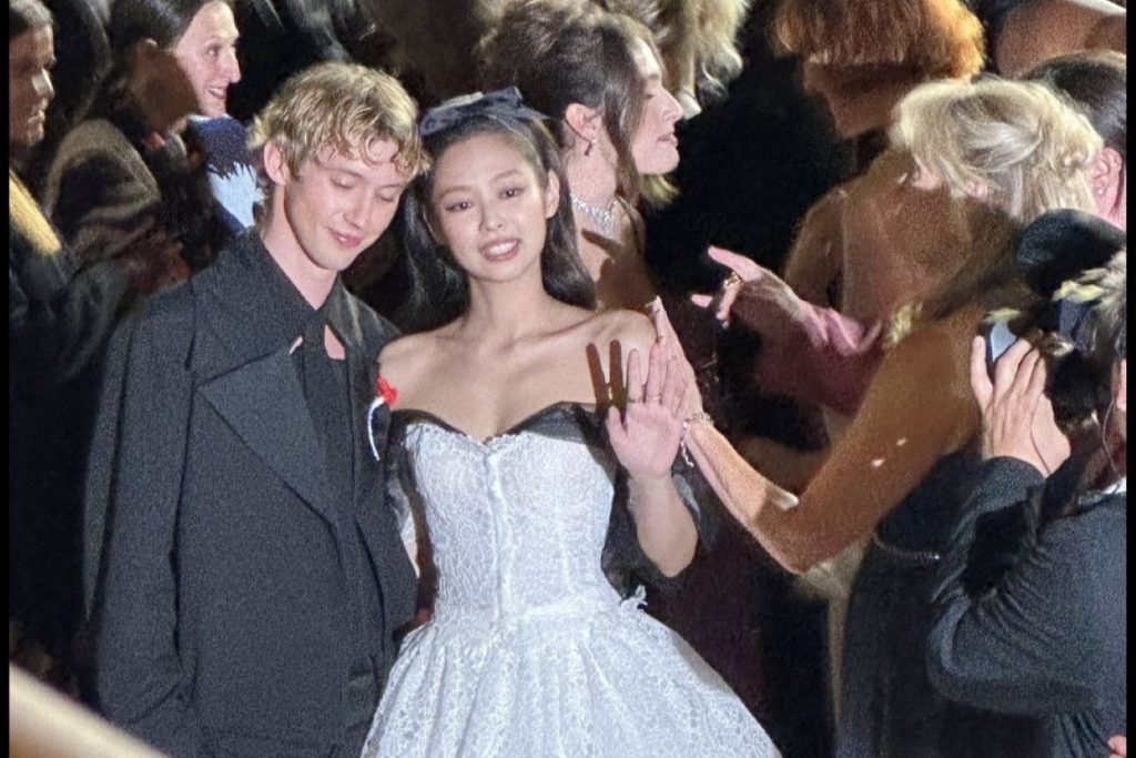 Jennie BLACKPINK Tampil Elegan dengan Dress CHANEL di Red Carpet Festival Film Cannes 2023