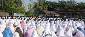 Sulit Dapatkan Air, Ribuan Siswa Siswi Gelar Shalat Istisqa’