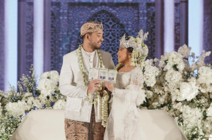 Dihadiri Pejabat Hingga Artis Terkenal, Inilah Potret Kemewahan Pernikahan Kiky Saputri dan Muhammad Khairi