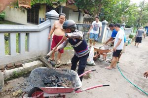 Waspadai Demam Berdarah, Bhabinkamtibmas Polsek Pati Bersama Warga Kerja Bakti