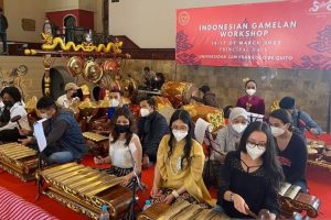 Mahasiswa Ekuador Menerima Pelatihan Gamelan Dari KBRI Quito