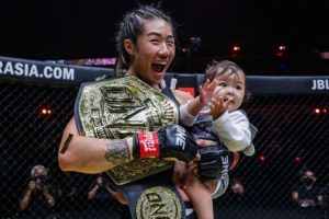 Satu Dekade ONE Championship, Angela Lee Pertahankan Gelar