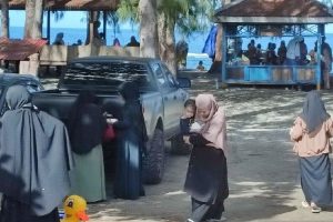 Jelang Ramadan, Umat Islam Padati Pantai di Jayapura
