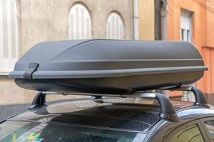 Jangan Sembarangan! Ini Tips Pasang Roof Box di Mobil Biar Aman