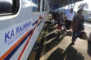 Usai Syarat Naik Kereta Api Dilonggarkan, Penumpang di Stasiun Baturaja Membludak