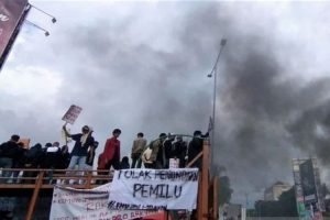 Mahasiswa di Makassar Gelar Aksi Unjuk Rasa Tolak Jokowi 3 Periode