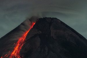Gunung Merapi Keluarkan 13 Guguran Lava Pijar Sejauh 1,8 Km