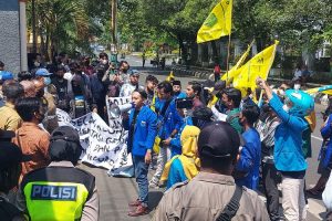 Saling Dorong Dengan Petugas, PMII Pati Demo 11 April 2022