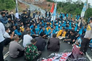 Sambil Berdialog, Anggota DPRD Kepri Dan Mahasiswa Lesehan Di Aspal