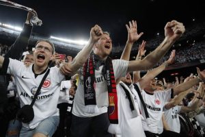 Setelah Menang 3-2, Eintracht Frankfurt Singkirkan Barcelona