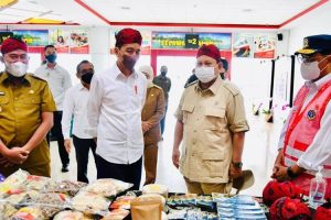 Berkunjung Ke Sumenep, Presiden Dan Menhan Kompak Beli Blangkon Madura