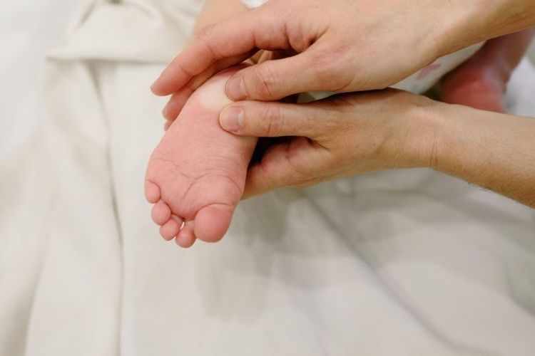 Perlukah Bayi Dipijat?