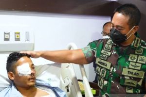 Dua Prajurit Korban Luka Tembak Di Papua Diberi Semangat Panglima TNI